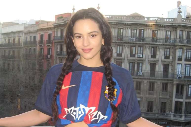 Rosal&iacute;a posa sorridente com camisa do Barcelona 