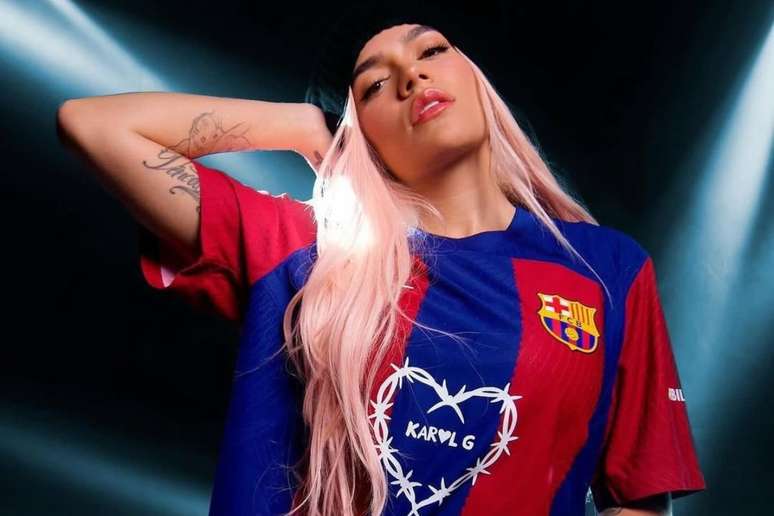 Karol G faz ensaio com camisa do time