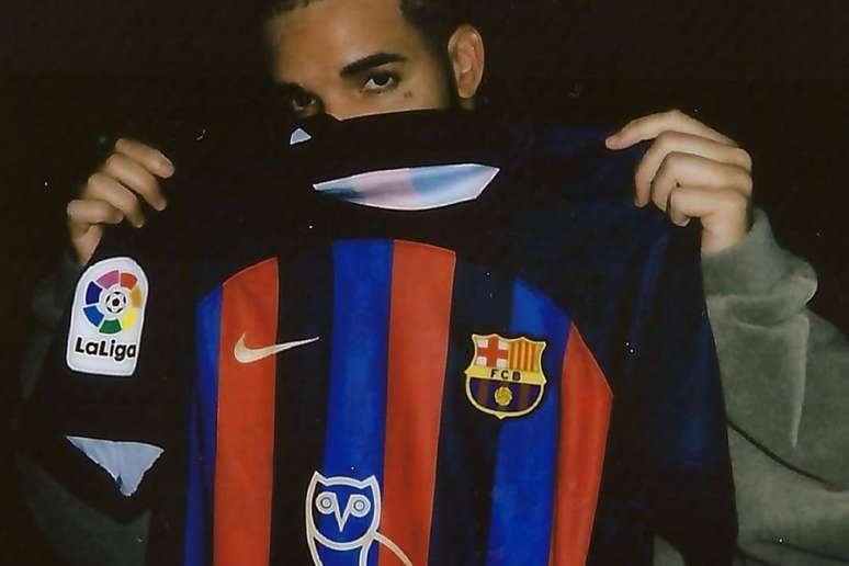 O rapper drake posa com a camisa do Barcelona