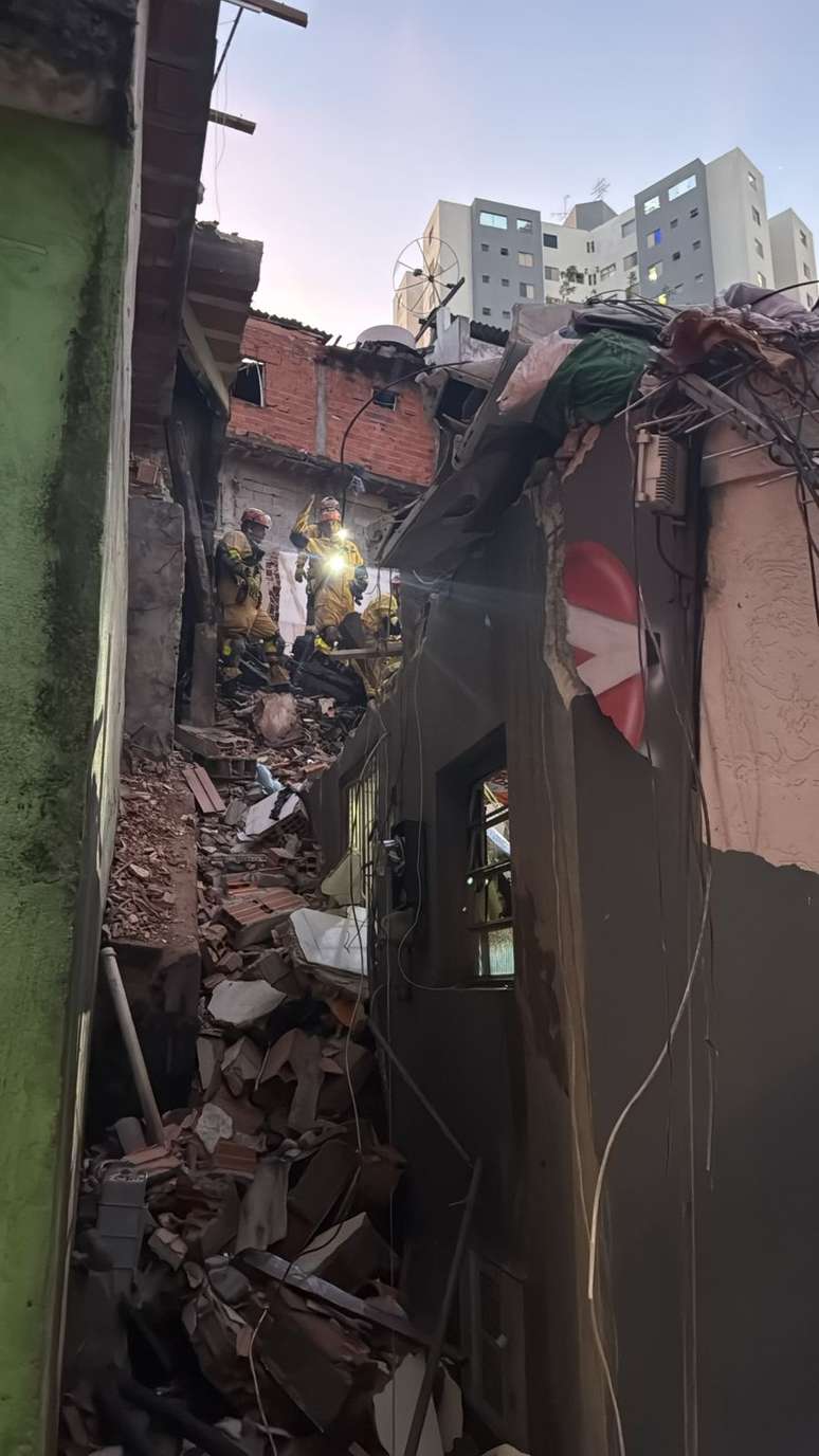 Corpo de Bombeiros procura por desaparecidos nos escombros