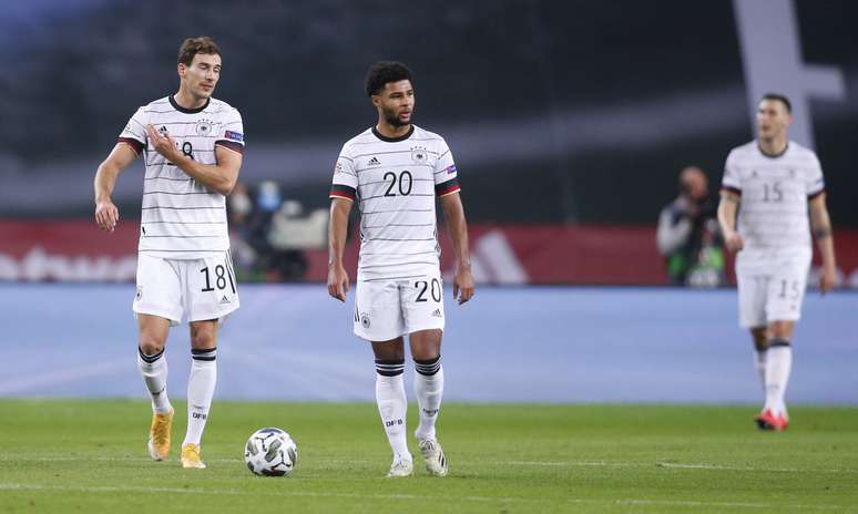 Serge Gnabry (ao centro) n&atilde;o disputar&aacute; a Copa pela Alemanha (
