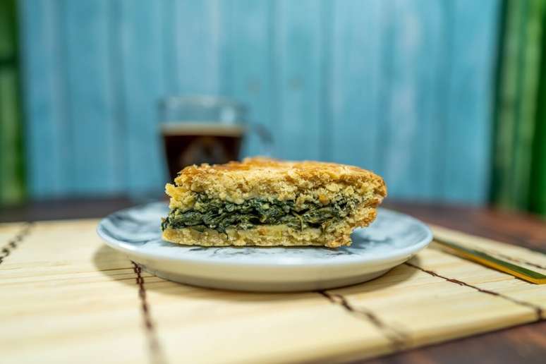 Torta de gr&atilde;o-de-bico com acelga 