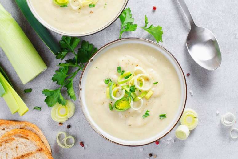 Sopa cremosa de alho-por&oacute; com batata 