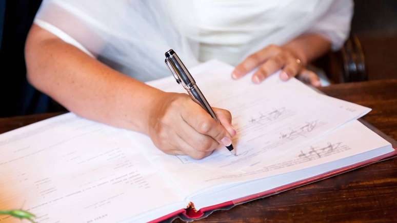 Em todos esses procedimentos, o cart&oacute;rio costuma exigir documentos b&aacute;sicos de identifica&ccedil;&atilde;o, certid&otilde;es negativas (por exemplo, certid&otilde;es de distribui&ccedil;&atilde;o de processos c&iacute;veis e criminais) e, em alguns casos, declara&ccedil;&atilde;o de inexist&ecirc;ncia de finalidade il&iacute;cita &ndash; depositphotos.com / elitravo
