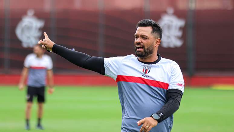 Willians Alves, treinador do Botafogo-SP Sub-20 