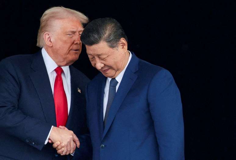 O presidente dos EUA, Donald Trump, e o presidente chin&ecirc;s, Xi Jinping, conversam ao sa&iacute;rem do Aeroporto Internacional de Gimhae ap&oacute;s uma reuni&atilde;o bilateral, &agrave; margem da c&uacute;pula da Coopera&ccedil;&atilde;o Econ&ocirc;mica &Aacute;sia-Pac&iacute;fico (APEC), em Busan, Coreia do Sul, em 30 de outubro de 2025