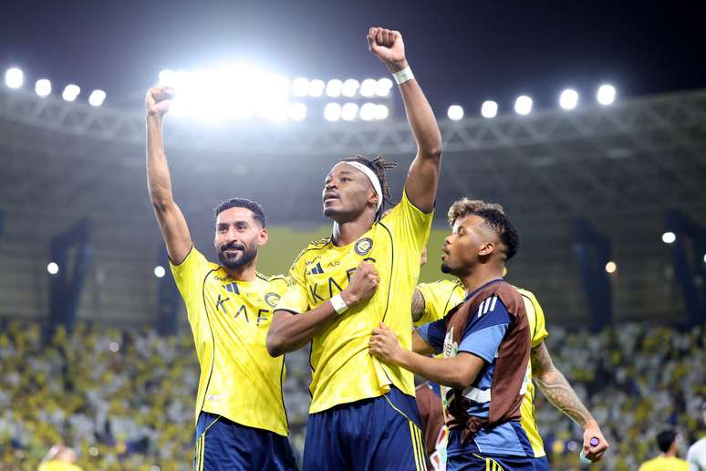Simakan comemorando o gol do Al Nassr no cl&aacute;ssico 
