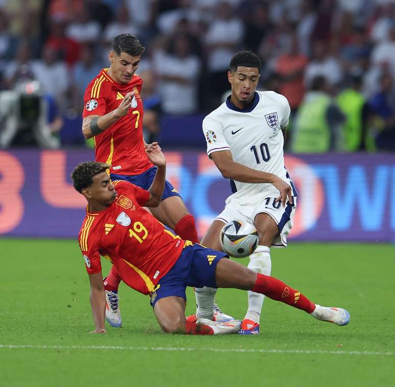 Jude Bellingham e Lamine Yamal em disputa de bola na final da UEFA Euro 2024 &ndash; 