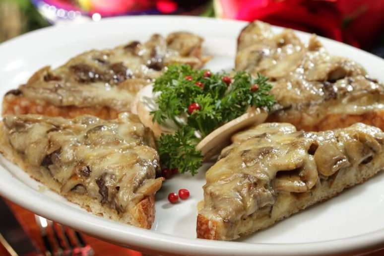 O 'Aurora', sandu&iacute;che da chef Ina de Abreu, &eacute; feito com torradas de p&atilde;o integral, gratinados com champignon, shitake e mu&ccedil;arela.