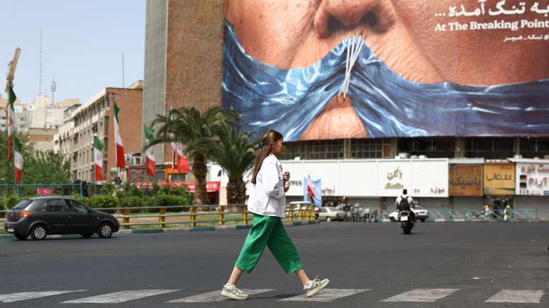Um cartaz em Teer&atilde; mostra o Estreito de Ormuz como uma morda&ccedil;a costurada na boca de Trump