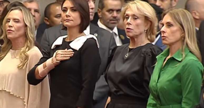 A ex-primeira-dama Michelle Bolsonaro sentou-se pr&oacute;xima &agrave; advogado Viviane Barci (de verde), mulher de Alexandre de Moraes
