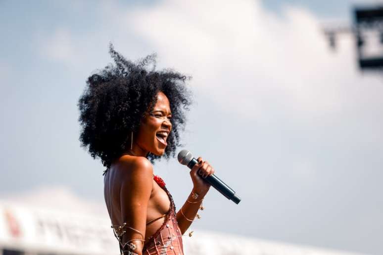 A cantora Agnes Nunes faz show gratuito em S&atilde;o Paulo