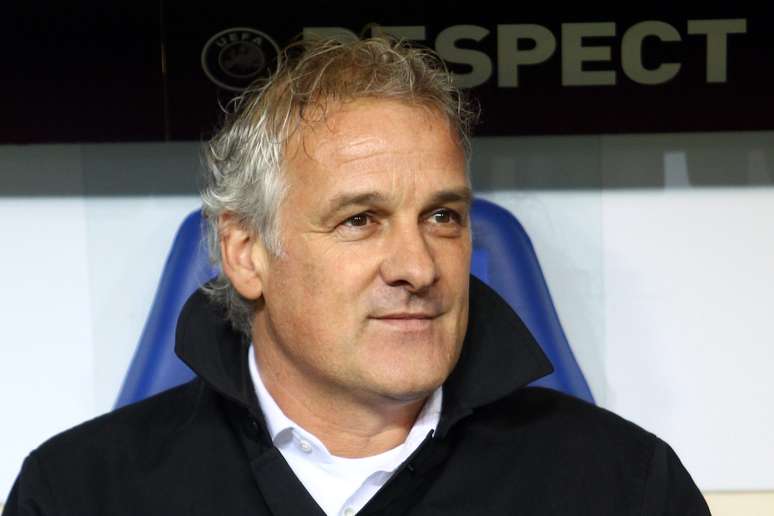 HAMBURG, GERMANY &ndash; FEBRUARY 18: Fred Rutten, head coach of Eindhoven looks on prior to the UEFA Europa League knock-out round, first leg match between Hamburger SV and PSV Eindhoven at HSH Nordbank Arena on February 18, 2010 in Hamburg, Germany. (Photo by Martin Rose/Bongarts/Getty Images)