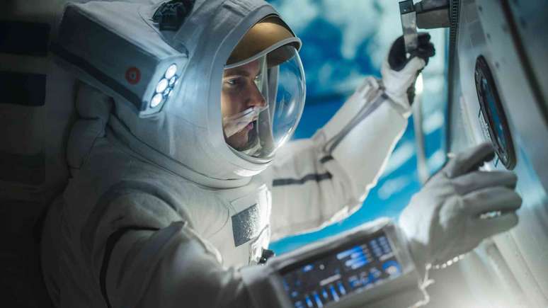 astronauta em nave espacial conversando com o controle da miss&atilde;o