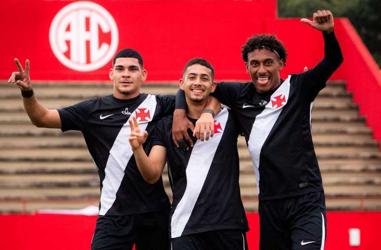 Com gola&ccedil;o de Gustavo Guimar&atilde;es (centro), Vasco bate o Am&eacute;rica e fatura Copa Rio Sub-20 &ndash;