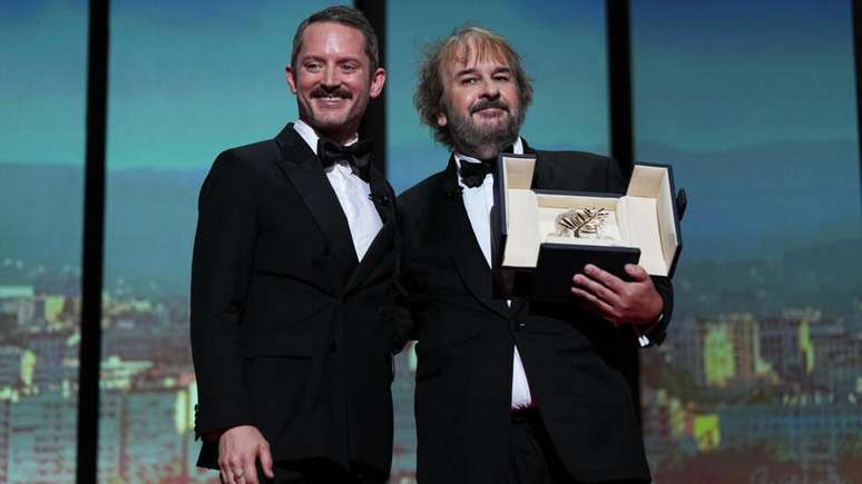 O cineasta neozeland&ecirc;s Peter Jackson, &agrave; direita, recebe a Palma de Ouro honor&aacute;ria no Festival de Cinema de Cannes 2026. Em Cannes, em 12 de maio de 2026.