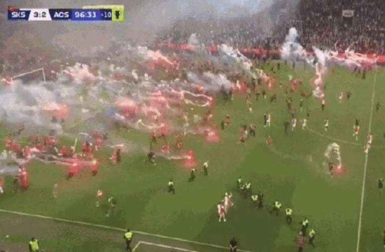 Reprodu&ccedil;&atilde;o de TV - Legenda: Torcida do Slavia invadiu o campo faltando dois minutos para o fim