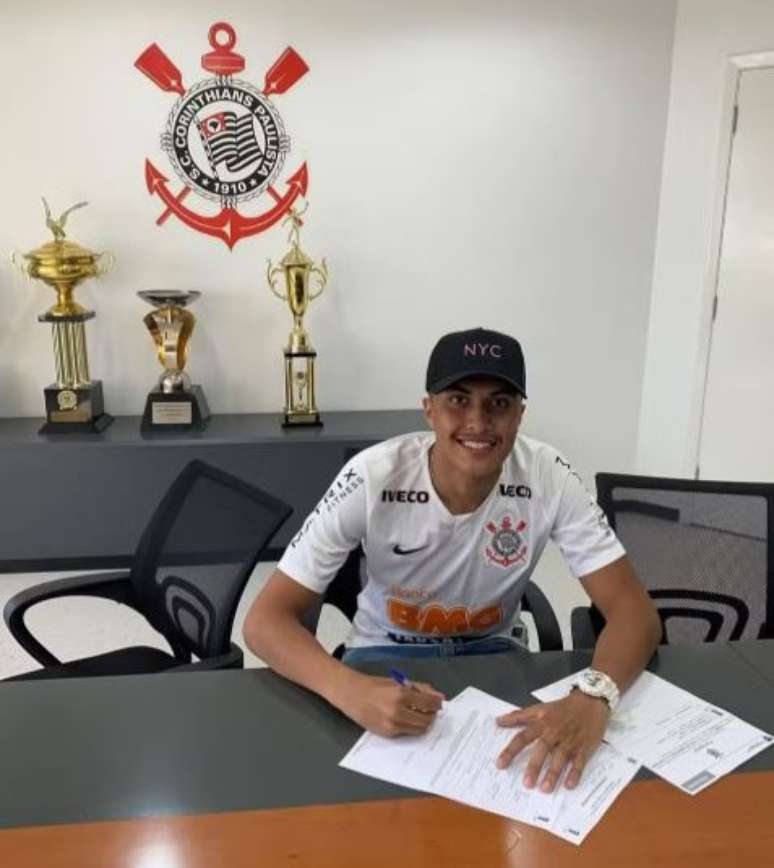 Kau&ecirc; durante assinatura de contrato com o clube 
