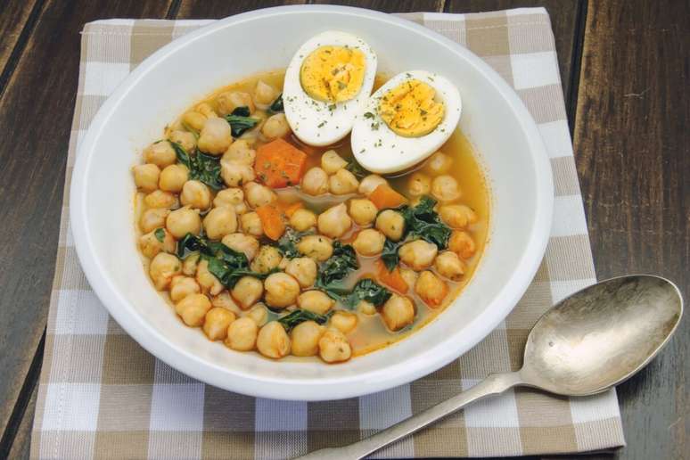 Sopa de gr&atilde;o-de-bico com espinafre e ovo 