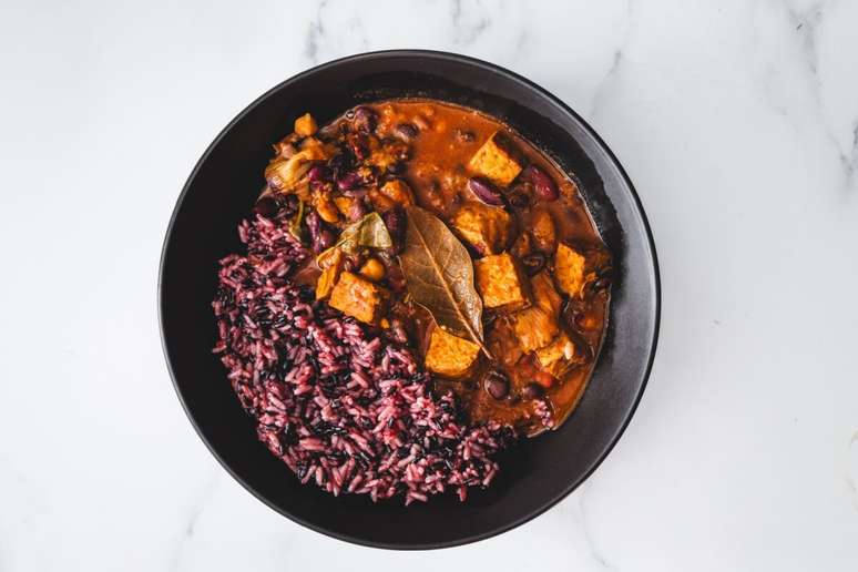 Feijoada com temp&ecirc; e arroz selvagem 