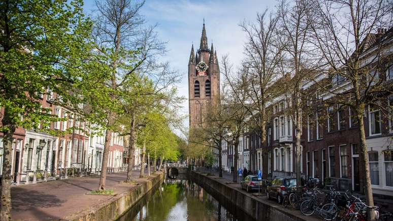A torre Oude Kerk em Delft se inclina para um lado, em parte devido &agrave; presen&ccedil;a de um canal