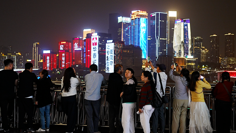 Turistas tentando tirar uma foto do famoso horizonte de Chongqing