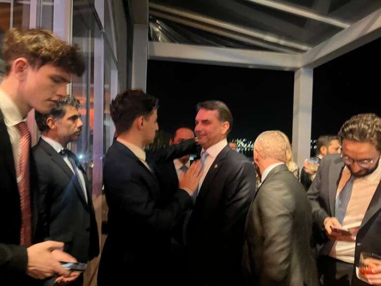 O senador Fl&aacute;vio Bolsonaro na festa em homenagem ao ministro Nunes Marques, novo presidente do TSE