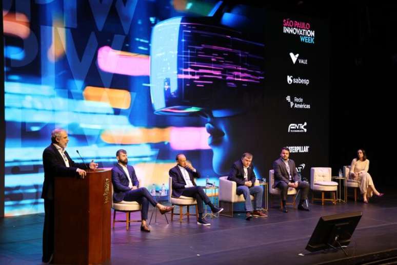 Erick Bretas, Estadão CEO, Faap థియేటర్‌లో సావో పాలో ఇన్నోవేషన్ వీక్ ప్రారంభోత్సవం సందర్భంగా; ఈ కార్యక్రమం వ్యాపార మరియు రాజకీయ ప్రపంచంలోని ముఖ్యమైన ప్రతినిధులను ఒకచోట చేర్చింది.