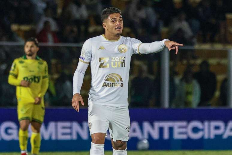 Jo&atilde;o Vitor estar&aacute; em campo pela Chape &ndash;
