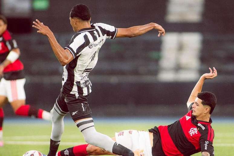 Flamengo tem dificuldades para segurar o Botafogo &ndash;