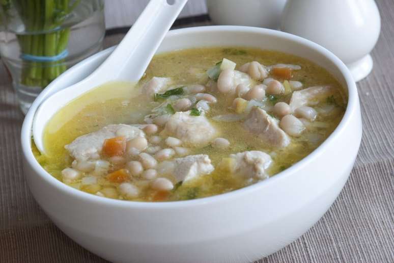 Sopa de feij&atilde;o-branco com frango 