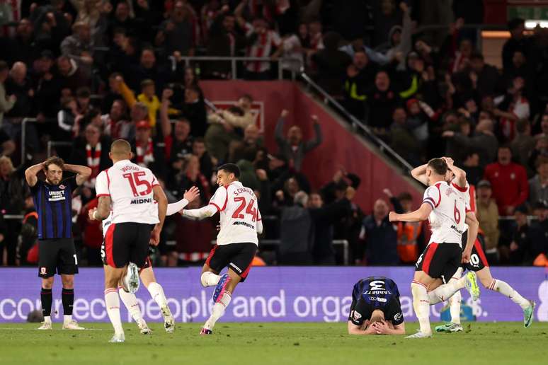 Jogadores do Southampton comemorando a classifica&ccedil;&atilde;o para a final dos playoffs 