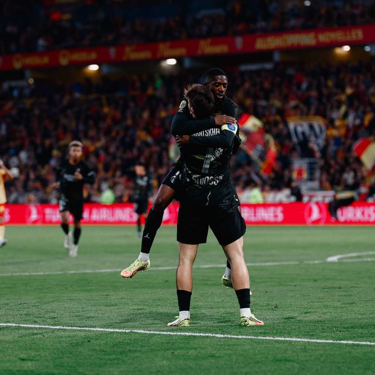 Kvaratskhelia comemorando primeiro gol do PSG 