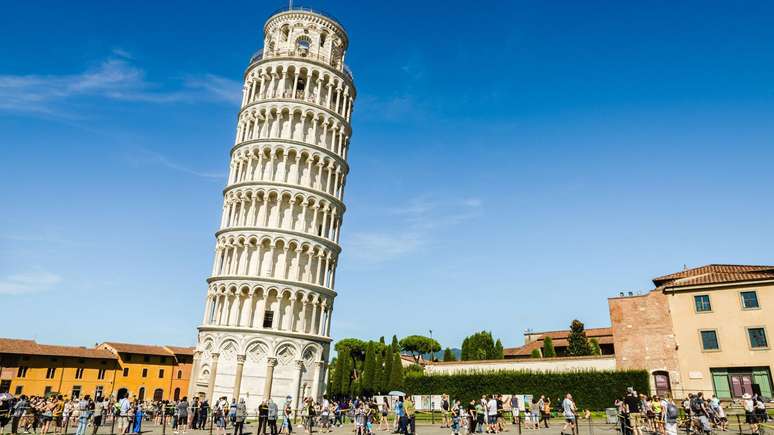 A Torre Inclinada de Pisa come&ccedil;ou a se inclinar cada vez mais, at&eacute; que finalmente teve que ser endireitada para garantir que fosse segura