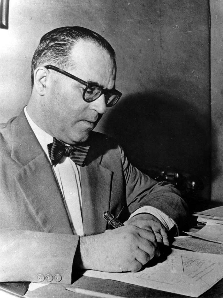 Guimar&atilde;es Rosa em seu gabinete de trabalho, em 1958