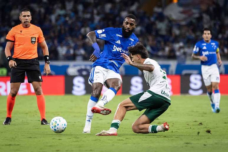 Gerson em a&ccedil;&atilde;o pelo Cruzeiro. Ele recebe a marca&ccedil;&atilde;o de Lucas Rodrigues, do Goi&aacute;s.