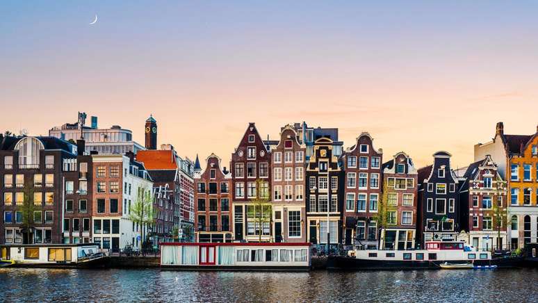 As casas dan&ccedil;antes de Amsterd&atilde; s&atilde;o constru&iacute;das sobre estacas de madeira, dando a elas uma apar&ecirc;ncia de inclinadas