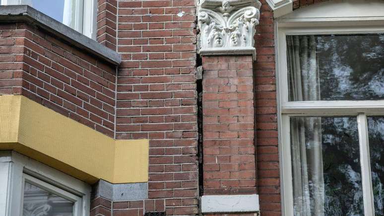 Milhares de casas na Holanda correm o risco de serem danificadas porque suas funda&ccedil;&otilde;es de madeira ficam expostas quando os n&iacute;veis das &aacute;guas subterr&acirc;neas caem