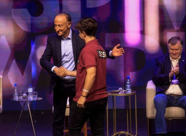 Jo&atilde;o Vitor Nunes, campe&atilde;o mundial de rob&oacute;tica, recebe os cumprimentos do presidente da Fiesp, Paulo Skaf, na abertura do S&atilde;o Paulo Innovation Week