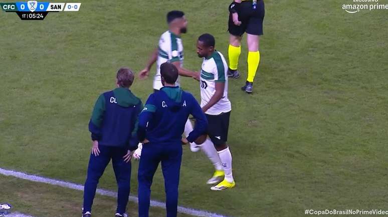 Tinga tamb&eacute;m deixou o campo com 5 minutos de jogo &ndash;