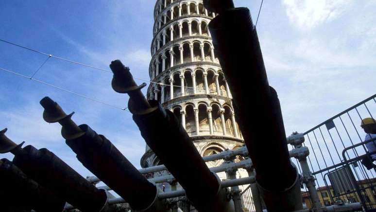 Onze anos de trabalhos de estabiliza&ccedil;&atilde;o de Pisa foram conclu&iacute;dos em 2001