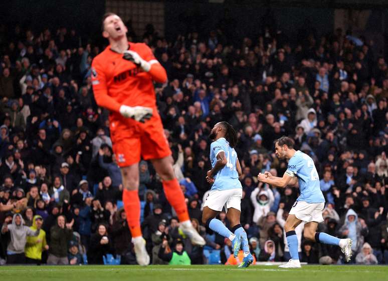 Jogadores do Manchester City comemorando o gol de Semenyo 