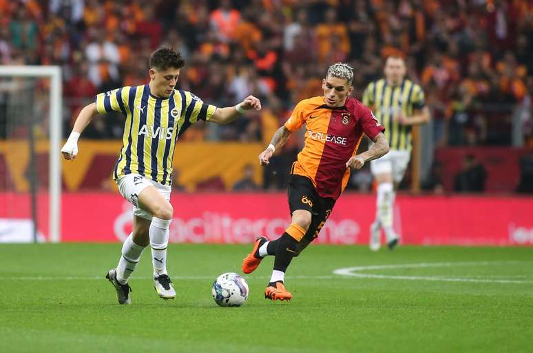 Lucas Torreira, &agrave; direita, volante do Galatasaray 