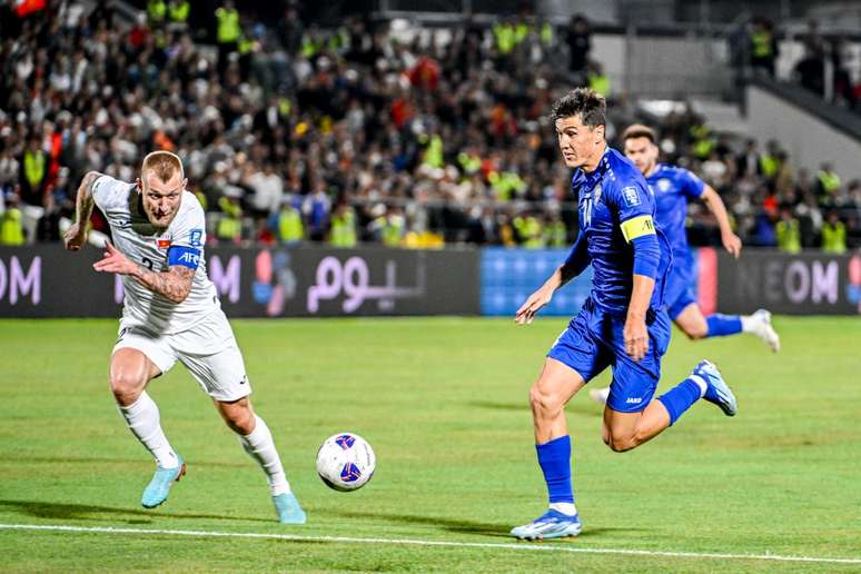Shomurodov em campo pela sele&ccedil;&atilde;o do Uzbequist&atilde;o &ndash;