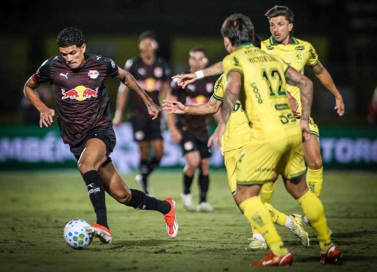 Lucas Barbosa tenta puxar ataque do Bragantino enquanto &eacute; cercado pela marca&ccedil;&atilde;o do Mirassol &ndash;