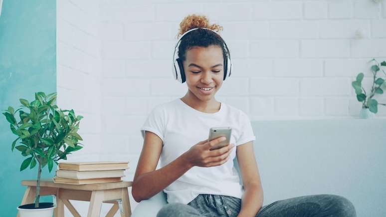 Spotify 20-సంవత్సరాల పునరాలోచనను ప్రారంభించింది, ఇది విన్న మొదటి పాటను చూపుతుంది, కళాకారులు మరియు వ్యక్తిగతీకరించిన ప్లేజాబితాను ఎక్కువగా విన్నారు