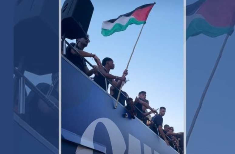 Reprodu&ccedil;&atilde;o de V&iacute;deo - Legenda: Yamal exibe a bandeira da Palestina na comemora&ccedil;&atilde;o de t&iacute;tulo do Barcelona
