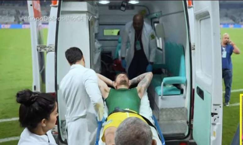 Tadeu, saindo de ambul&acirc;ncia do Mineir&atilde;o.