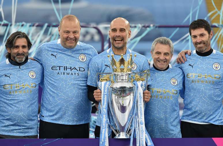 Lorenzo Buenaventura (&uacute;ltimo &agrave; esquerda) e Xabier Mancisidor (&uacute;ltimo &agrave; direita) ao lado de Guardiola durante a conquista da Premier League (