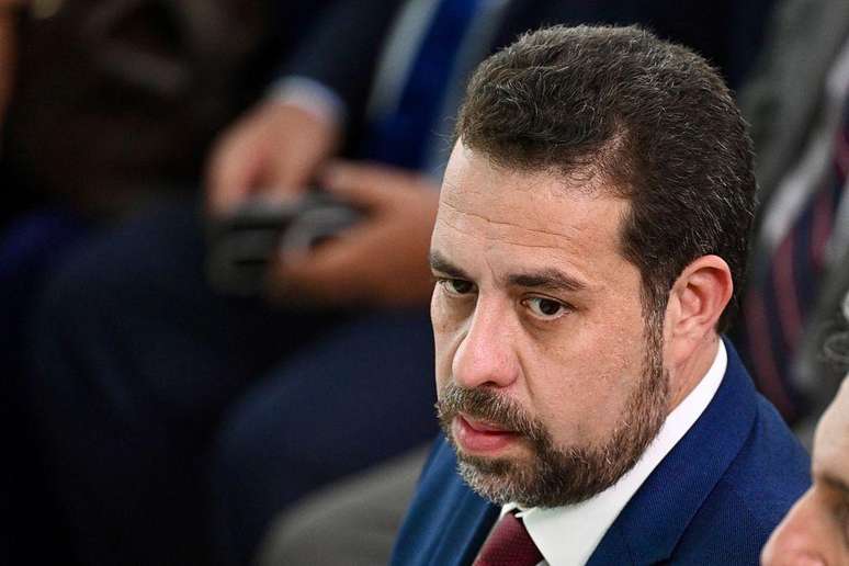 Ministro Guilherme Boulos disse que Fl&aacute;vio Bolsonaro n&atilde;o tem condi&ccedil;&otilde;es de seguir senador ou de ser presidente